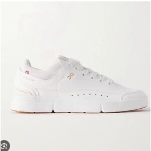 On cloud Roger size 6